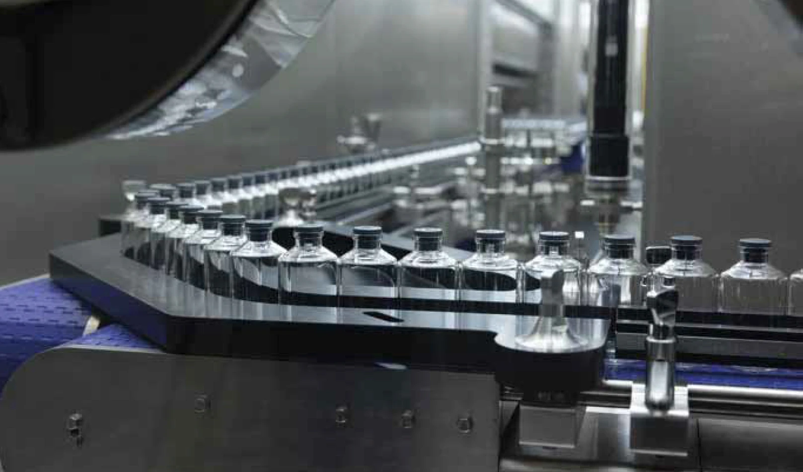 State-of-the-art sterile manufacturing facility with advanced containment and isolator systems supporting Annex 1 compliance in aseptic processing. The cleanroom setup demonstrates PCI Pharma Services’ commitment to sterile manufacturing excellence and regulatory precision.